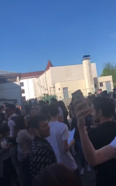 Elevii cer reangajarea paznicului care îi lăsa să iasă din liceu