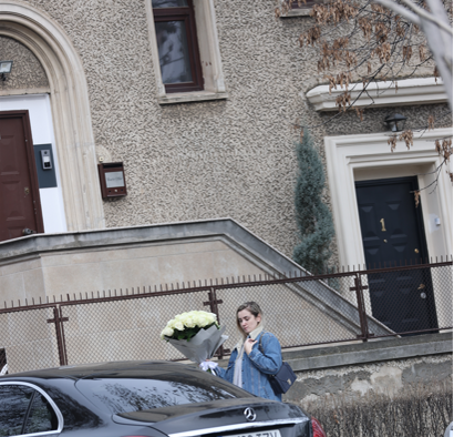 Irina Tănase a ”preluat” un imens buchet de trandafiri (Foto: CANCAN.RO)