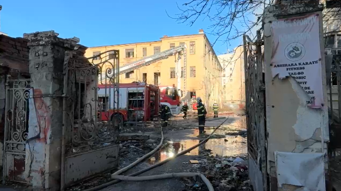 Incendiu de proporții în Capitală! 10 autospeciale au intervenit de urgență