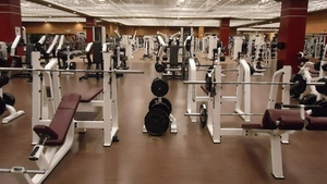 Un adolescent de 17 ani a fost la un pas de moarte, într-o sală de fitness din Capitală: „I-a căzut o bară de 200 de kilograme în cap”