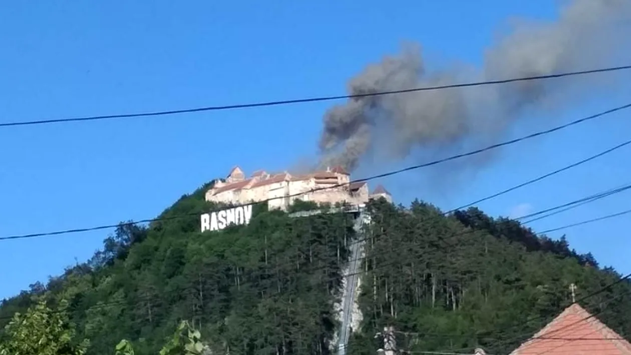 Breaking News! Incendiu la Cetatea Râșnov. Turiștii au fost evacuați de urgență