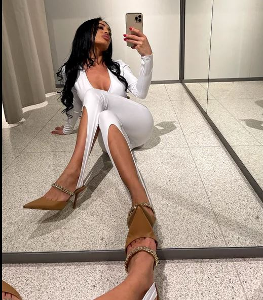Mădălina, soția românului trecut pe la Inter și AC Milan, făcută praf după ce și-a deschis cont de OnlyFans! Sexy-bruneta se apără: “Nu este nimic greșit” | GALERIE FOTO