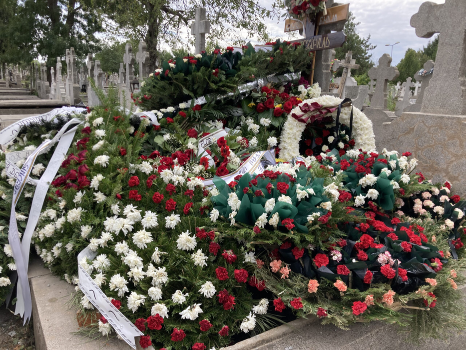 Apropiații au adus flori și coroane pentru a-l comemora pe Vlad Vasilescu (Foto: CANCAN.RO)