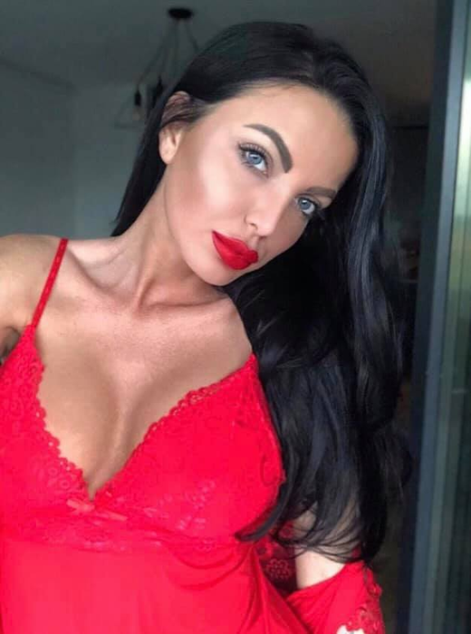 Raluca „Bombardiera”, filmată în club alături de fotomodelul Kinsey Wolanski, cea care a intrat pe teren la finala Ligii Campionilor