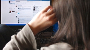 Această adolescentă îşi dă în judecată părinţii pentru că au postat poze jenante cu ea pe Facebook: „Nu au nicio ruşine...“