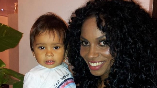 Despartita de iubit, Laurette si-a luat fiica si a fugit in Italia! Mulatra se dezbraca in Peninsula ca sa-si castige existenta!
