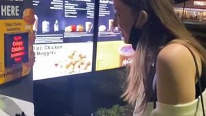 Viral! Ce poți să pățești dacă nu ai mașină și comanzi McDonald's drive-thru