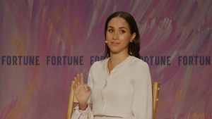 Lacrimi amare pentru Meghan Markle! Surprinsă plângând într-o bibliotecă, după ce s-a aflat că ar putea divorța de Prințul Harry