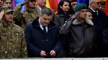 De la butonat telefonul în timpul onorului militar, Gabriel Leș a trecut la pix și foaie ca să nu mai fie acuzat că nu respectă armata