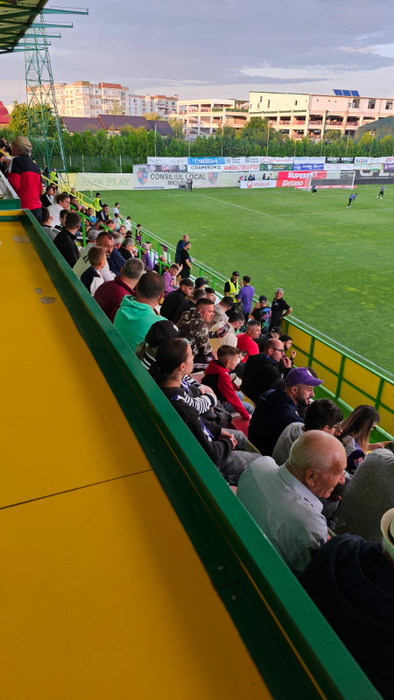 Spectacol la meciul FC Argeș – Rapid: fanele lui Dobrin au eclipsat fazele de joc cu ținutele lor provocatoare!
