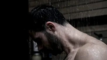 Trendul bizar care a cucerit TikTok-ul! De ce tot mai mulți fac duș pe întuneric