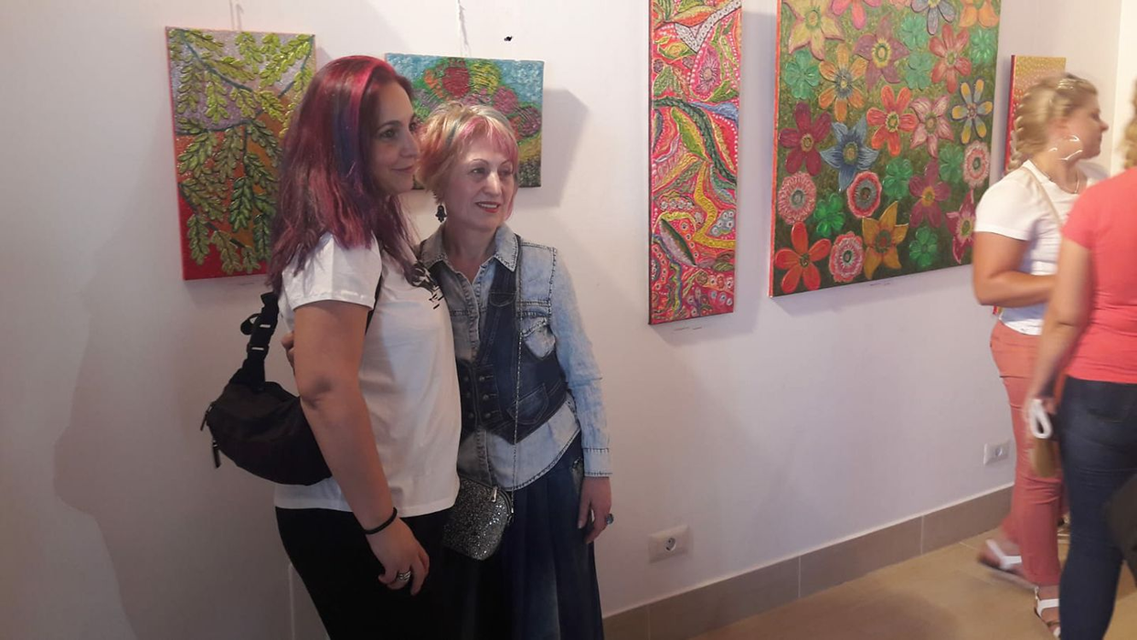 Tablourile pictate cu ojă au atras atenția vizitatorilor expoziției
