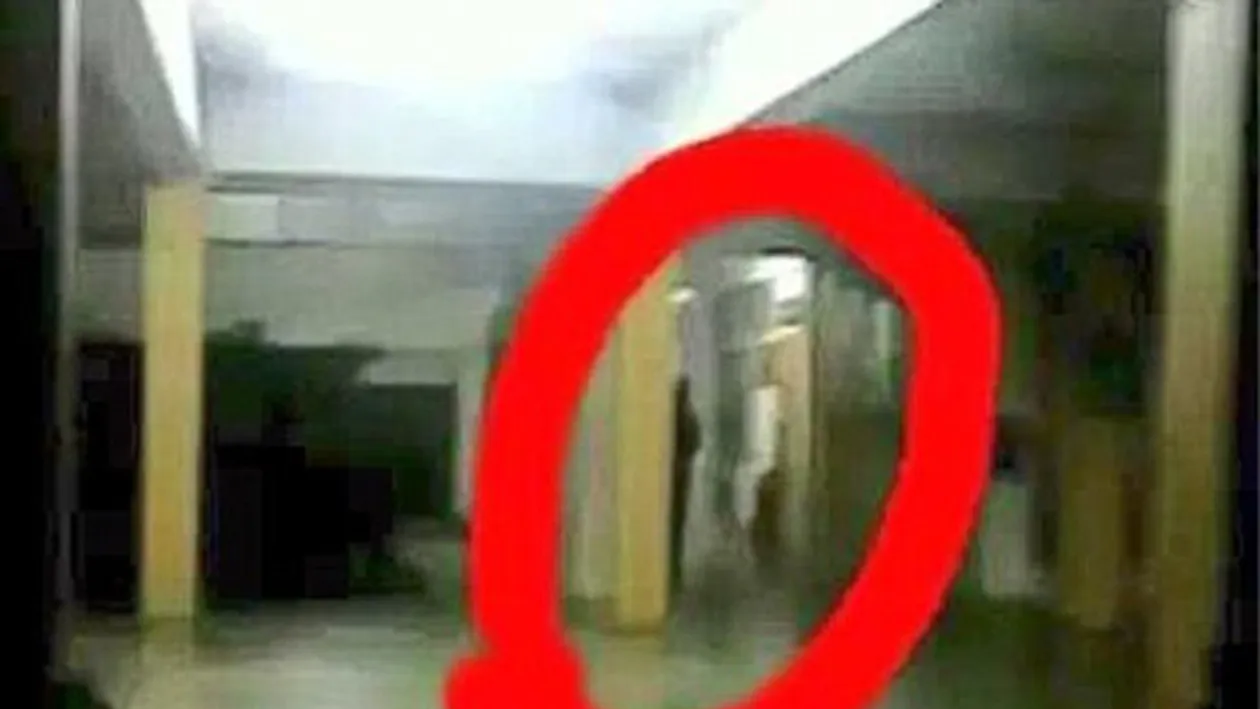 Această fotografie a terorizat Internetul! Ce creatură a apărut în mai multe şcoli şi nu le dă pace elevelor!