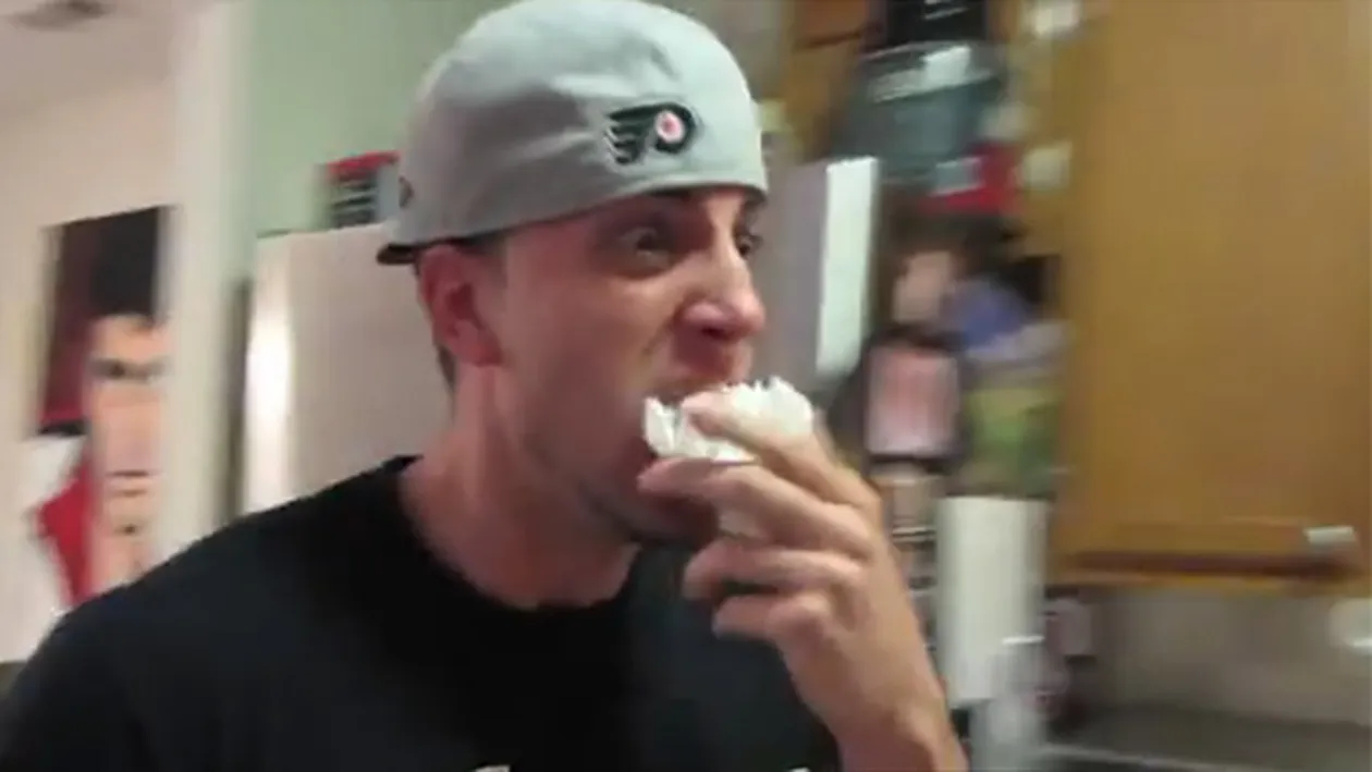 VIDEO HOT! S-a răzbunat până l-a lăsat in lacrimi! Ce i-a făcut o blondă iubitului ei pentru a-l pedepsi!