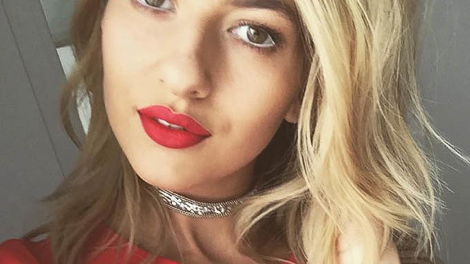 Lidia Buble le-a făcut fanilor o surpriză....şi-a arătat decolteul generos!