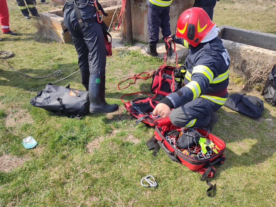 Sfârșit dramatic pentru o dâmbovițeancă. Femeia s-a aruncat în fântână