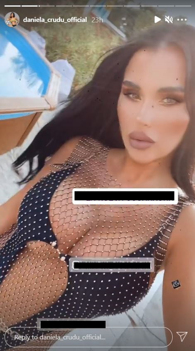 Daniela Crudu a îmbrăcat un costum de baie minuscul și a ”defilat” pe plaja din Mamaia. FOTO