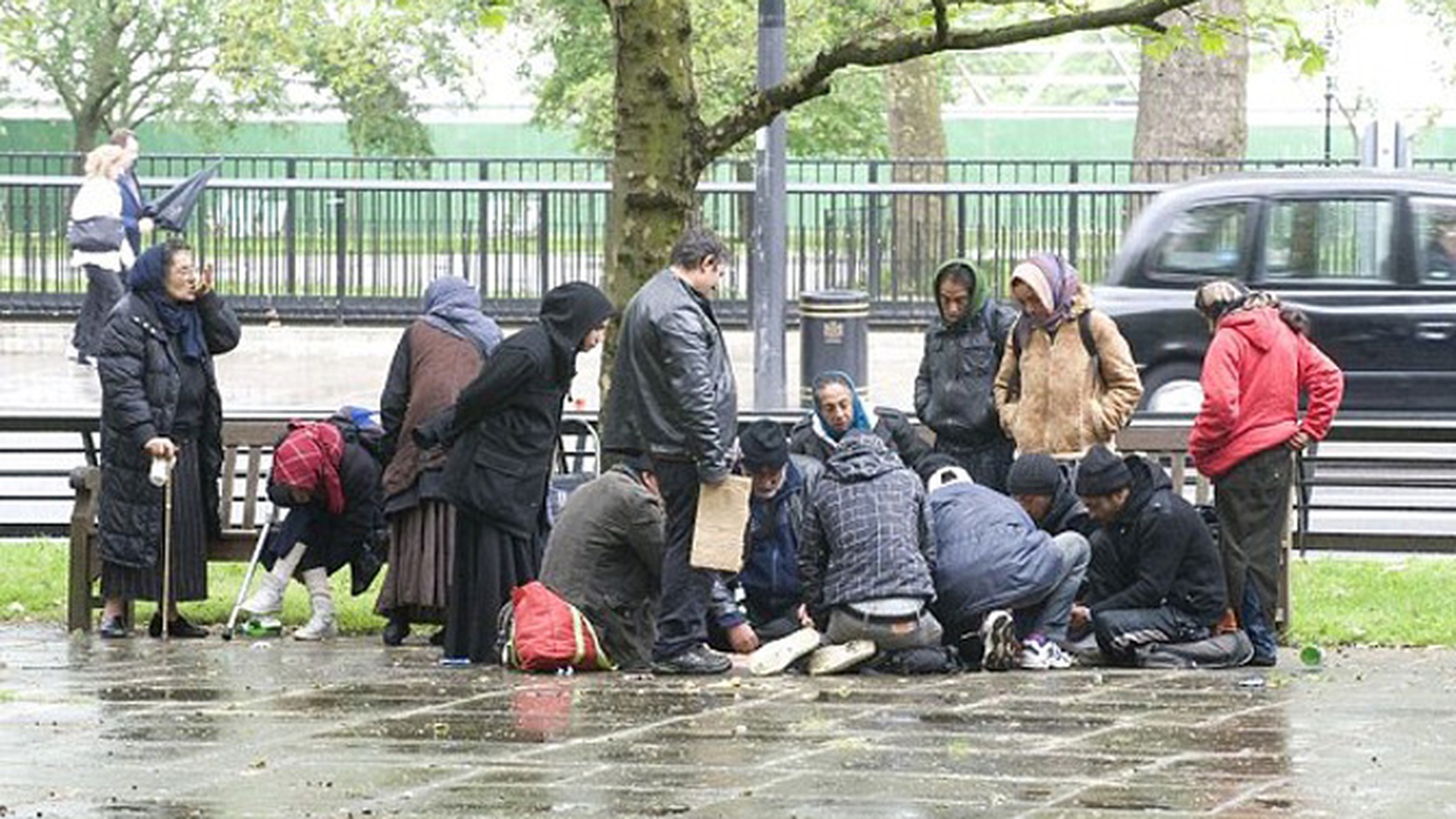 Incredibil! Romania participa la Jocurile Olimpice de la Londra cu cersetori si hoti - Romii de la noi au ocupat centrul Londrei si i-au disperat pe politisti - Vezi cum isi fac nevoile in public