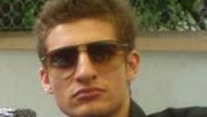 Ce simt beizadelele cand conduc masini scumpe, cumpara haine de lux si chefuiesc pe banii parintilor bogati!
