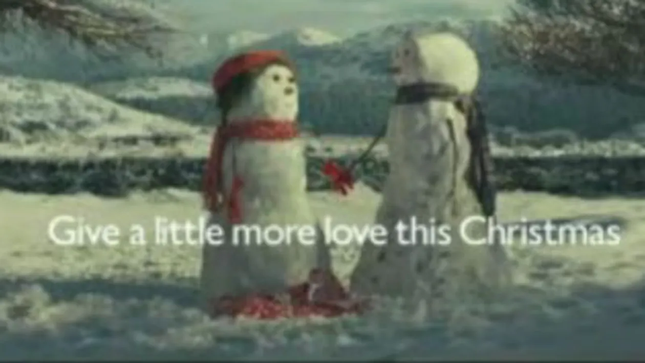 Nimic nu te va impresiona mai mult ca reclama asta! Povestea de dragoste dintre doi oameni de zapada face ravagii pe internet