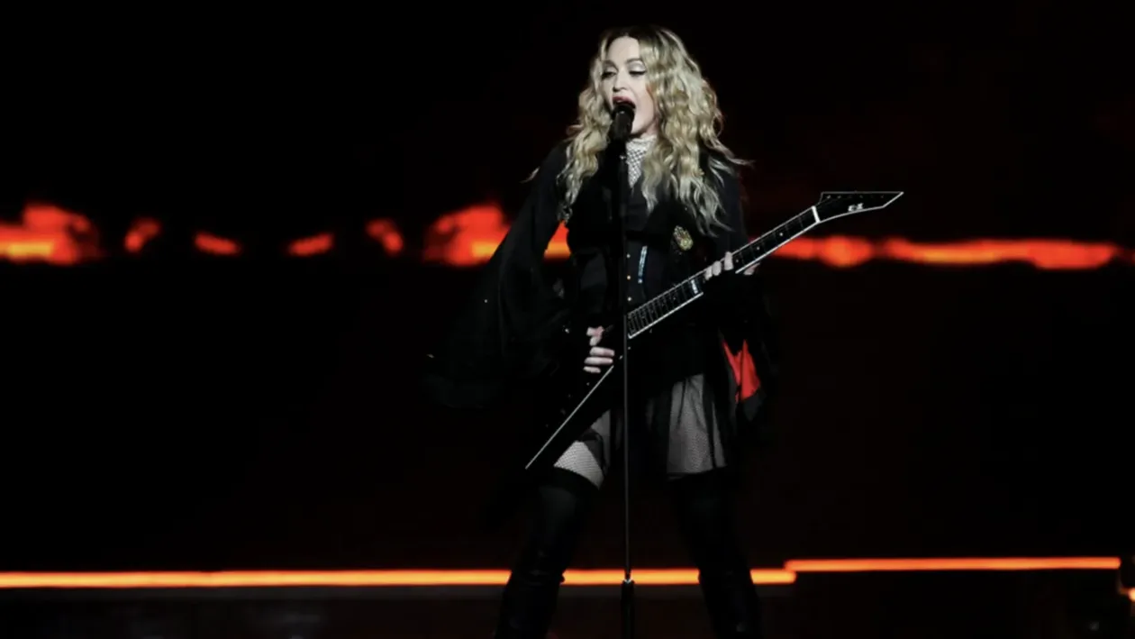 Madonna a făcut o gafă uriașă la concertul din Los Angeles. Cântăreața i-a cerut unui fan să se ridice în picioare, chiar dacă acesta era imobilizat. Iată cum a reacționa artista când a văzut!