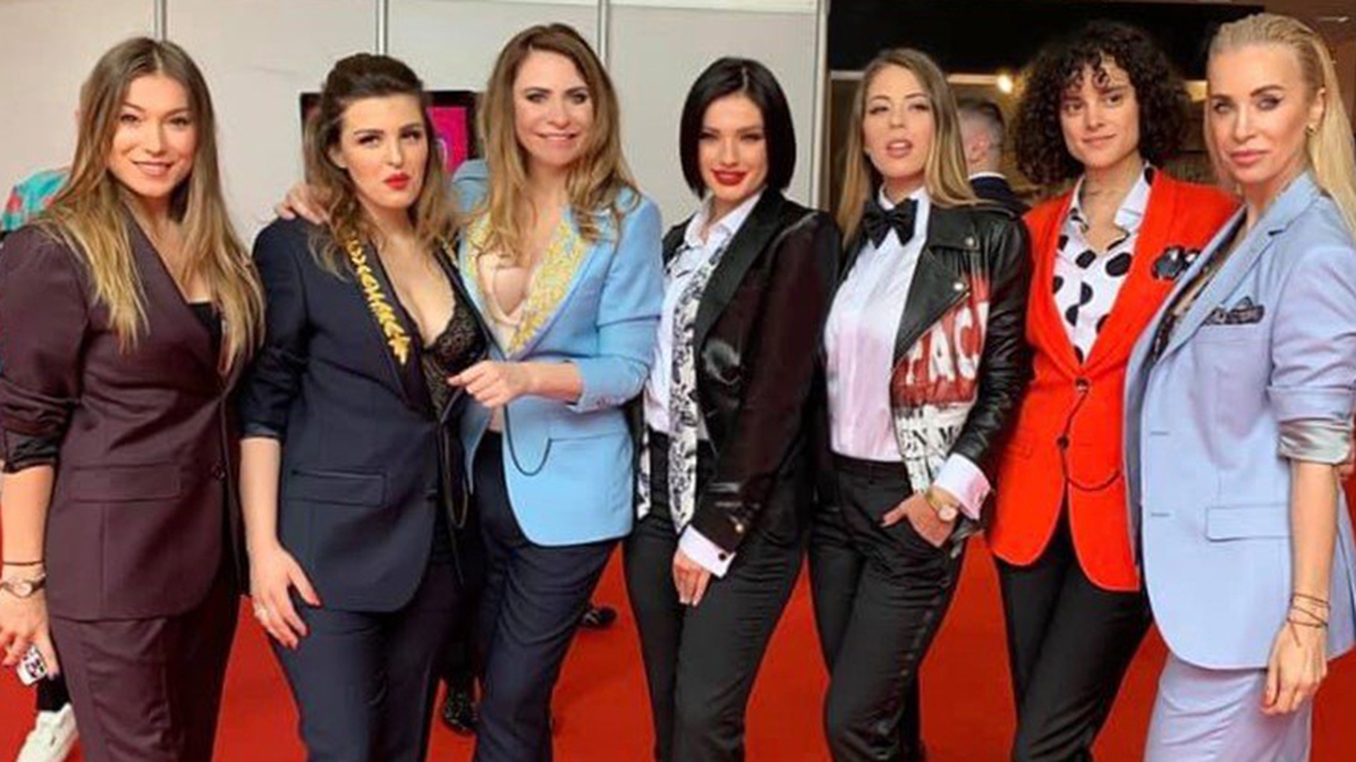 Adina Buzatu – ținute feminine la puterea masculin. 5 sugestii de vestimentații pentru o apariție impresionantă la petreceri