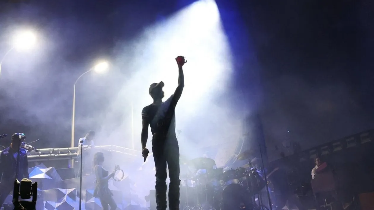 Incident HALUCINANT pe scenă! Un cântăreț renumit a CĂZUT din nou, în timpul concertului: „De ce o face des?”