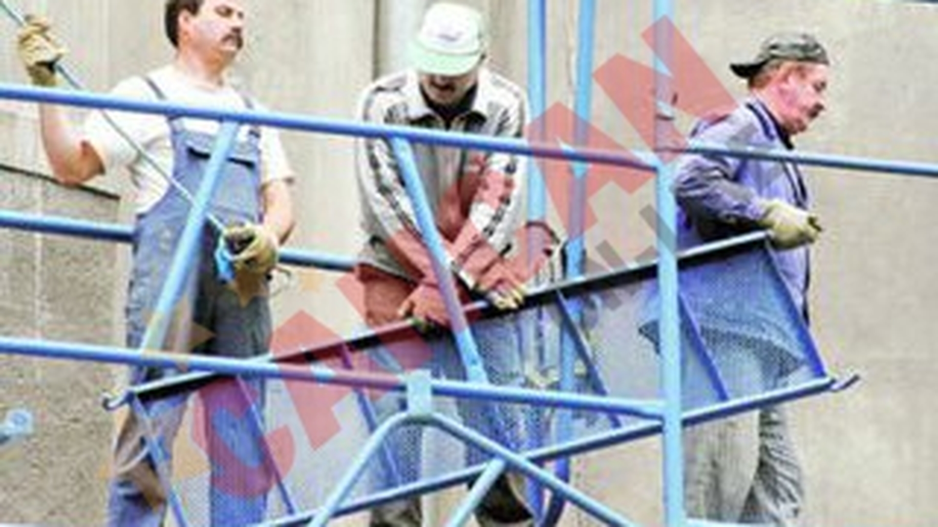 Un muncitor a murit dupa ce a cazut de la 4,5 metri