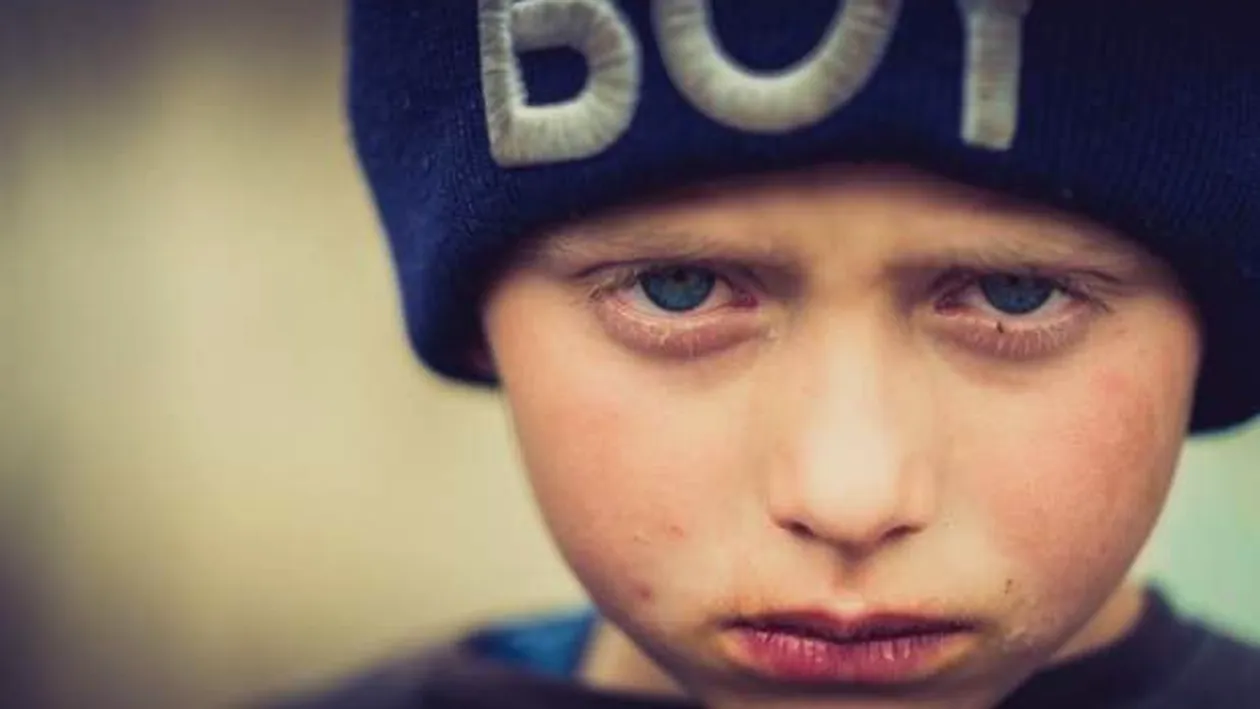 Imagini sfâșietoare cu băiețelul din Botoșani care plânge după adidașii arși în casa mistuită de flăcări
