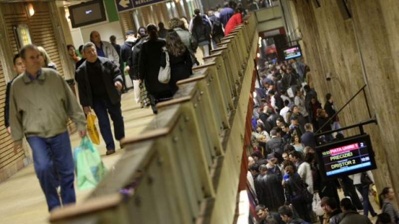 Un bărbat a fost bătut și înjunghiat în stația de metrou Unirii din Capitală