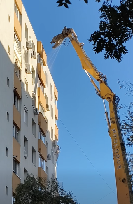 A început demolarea blocului afectat de explozia din Rahova. Primele imagini + planul autorităților