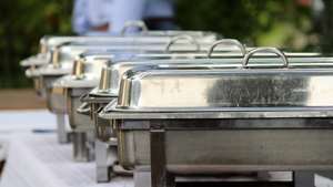 "Împinge tava" cu prețuri de "fine-dining". Ce a cumpărat o româncă de 100 lei, intr-o autoservire din Eforie Nord