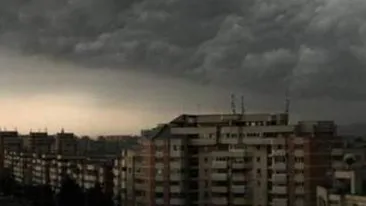 Trafic blocat si zeci de locuinte fara energie electrica in urma unei furtuni, la Bacau