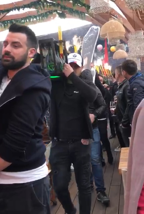 Nici gașca turcilor nu s-a lăsat mai prejos