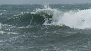 Marea Neagră a mai făcut o victimă! Pe cine au scos salvamarii la Mangalia