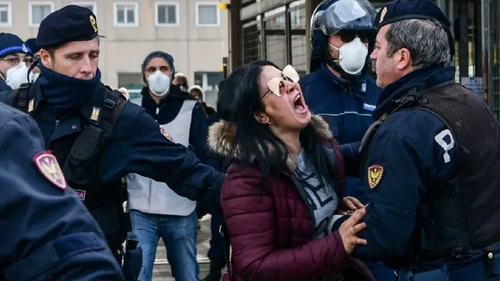 Situația dramatică în Italia! Oamenii cărora li s-au închis afacerile nu mai au bani de mâncare: „Vrem doar 50 de euro”