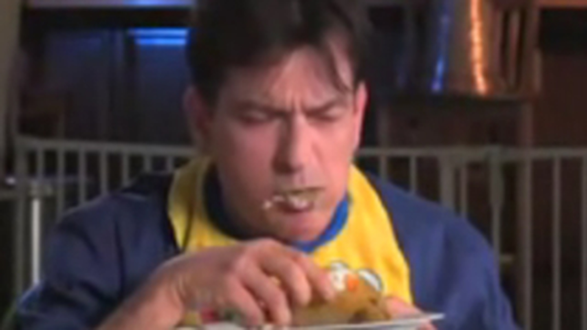 VIDEO Charlie Sheen se "face de ras" intr-un video-interviu "needitat"