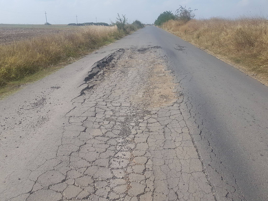 Atenție, șoferi! Există 2 cratere pe un drum circulat din județul Giurgiu, iar pericolul de accident este uriaș