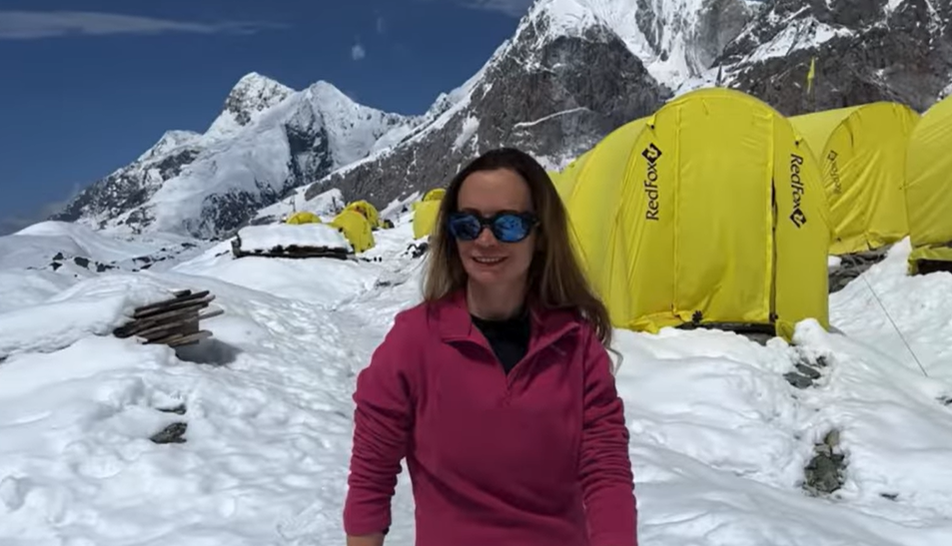 Ea este Natalia, alpinista care a murit pe cel mai înalt munte din Kârgâzstan. Ce s-a întâmplă cu trupul său