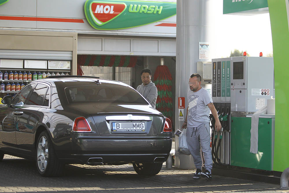 Şoferul pune plasele în portbagaj