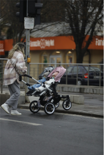 Alina Laufer a ieșit la plimbare cu gemenii de nouă luni