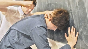Un elev în cârje din Baia Mare a fost lovit cu capul în gură de un profesor