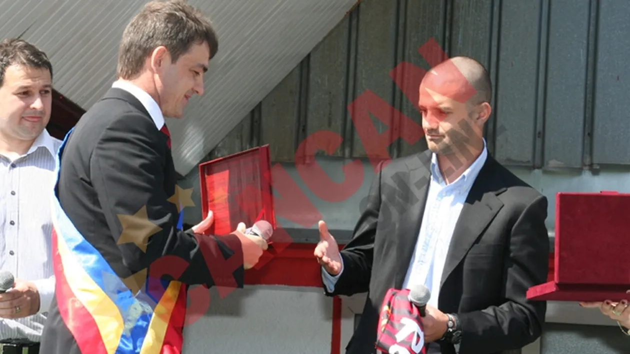 Chivu a dezvelit statuia tatalui sau