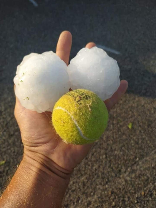 Fenomen extrem! Grindină uriașă, cât mingea de tenis. Bucățile de gheață au făcut pagube serioase