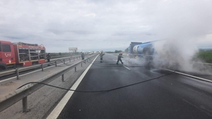 Pericol de explozie pe A1. O cisternă cu benzină și motorină a luat foc| VIDEO