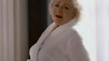 VIDEO Cel mai tare spot difuzat la Super Bowl! Vezi cum se iau la bataie Christina Aguilera, Blake si Adam Levine pentru Betty White!