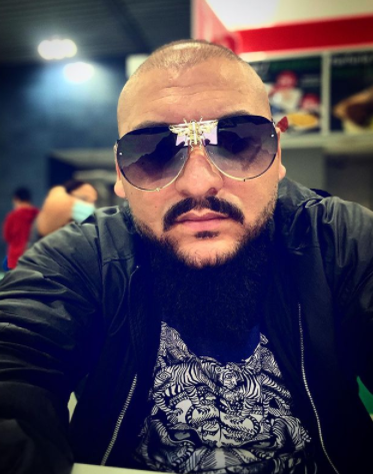 Dani Mocanu sfidează, din nou legea! Manelistul s-a pozat lângă un alt animal sălbatic