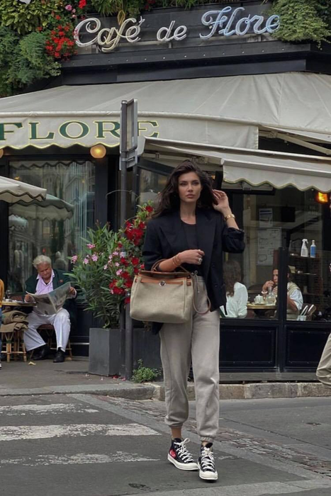 Cristina ICH în fața Café de Flore, o cafenea din cartierul parizian Saint-Germain-des-Prés
