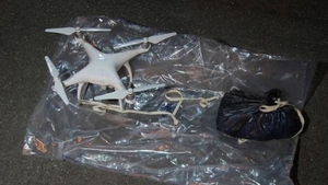Poliţiştii au descoperit droguri transportate cu drone la o închisoare