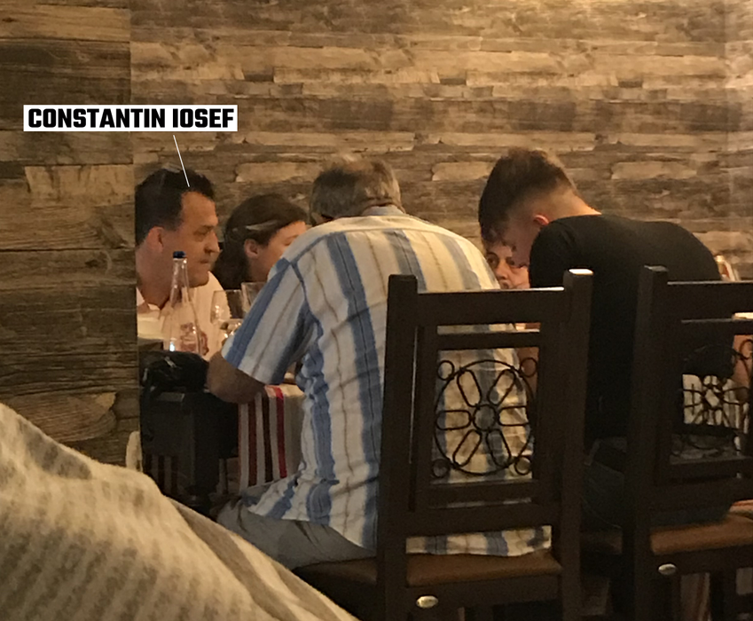 Constantin Iosef, fostul soț al lui Teo Trandafir, alături de apropiați